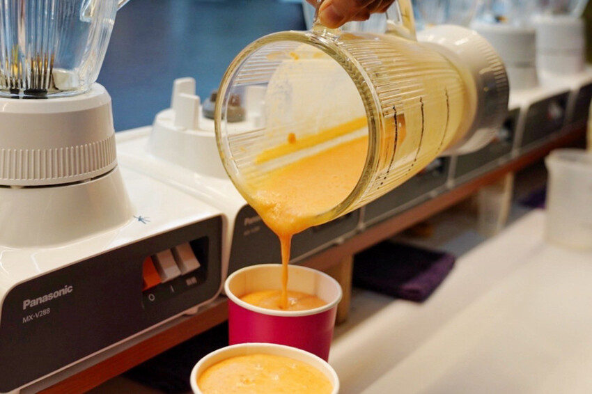 肉夾饃夾滷肉、滷蛋、千張豆皮好澎湃!加辣更好吃~隔壁木瓜牛奶45元必買