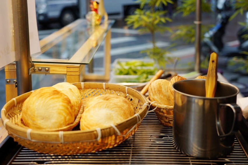 肉夾饃夾滷肉、滷蛋、千張豆皮好澎湃!加辣更好吃~隔壁木瓜牛奶45元必買