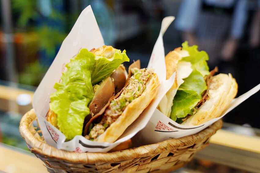 肉夾饃夾滷肉、滷蛋、千張豆皮好澎湃!加辣更好吃~隔壁木瓜牛奶45元必買