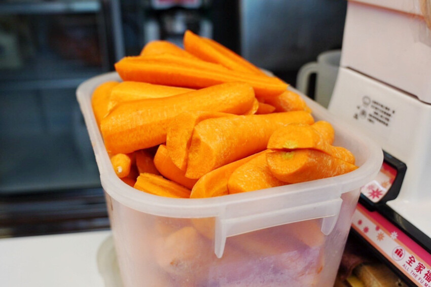 肉夾饃夾滷肉、滷蛋、千張豆皮好澎湃!加辣更好吃~隔壁木瓜牛奶45元必買