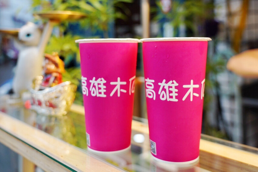 肉夾饃夾滷肉、滷蛋、千張豆皮好澎湃!加辣更好吃~隔壁木瓜牛奶45元必買