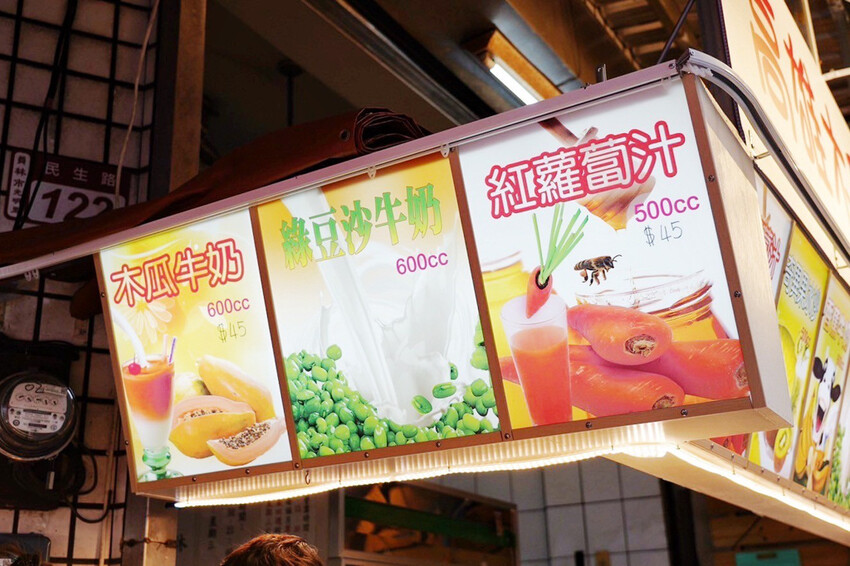 肉夾饃夾滷肉、滷蛋、千張豆皮好澎湃!加辣更好吃~隔壁木瓜牛奶45元必買