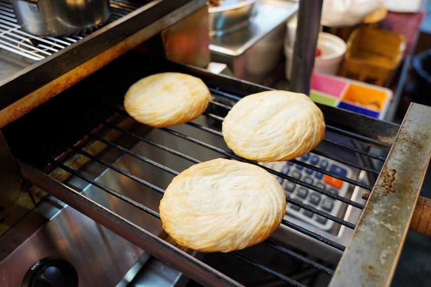 肉夾饃夾滷肉、滷蛋、千張豆皮好澎湃!加辣更好吃~隔壁木瓜牛奶45元必買