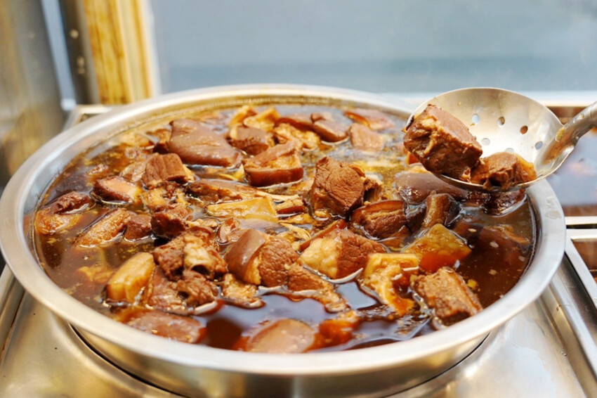 肉夾饃夾滷肉、滷蛋、千張豆皮好澎湃!加辣更好吃~隔壁木瓜牛奶45元必買