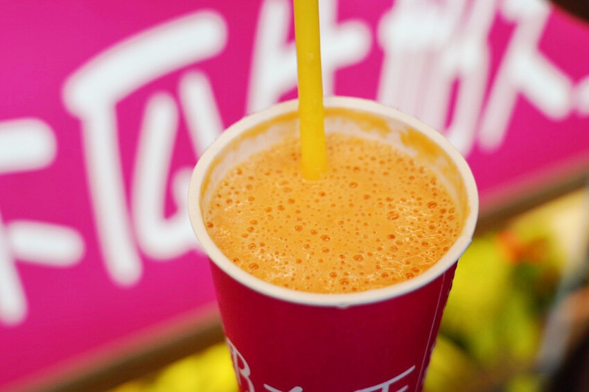 肉夾饃夾滷肉、滷蛋、千張豆皮好澎湃!加辣更好吃~隔壁木瓜牛奶45元必買