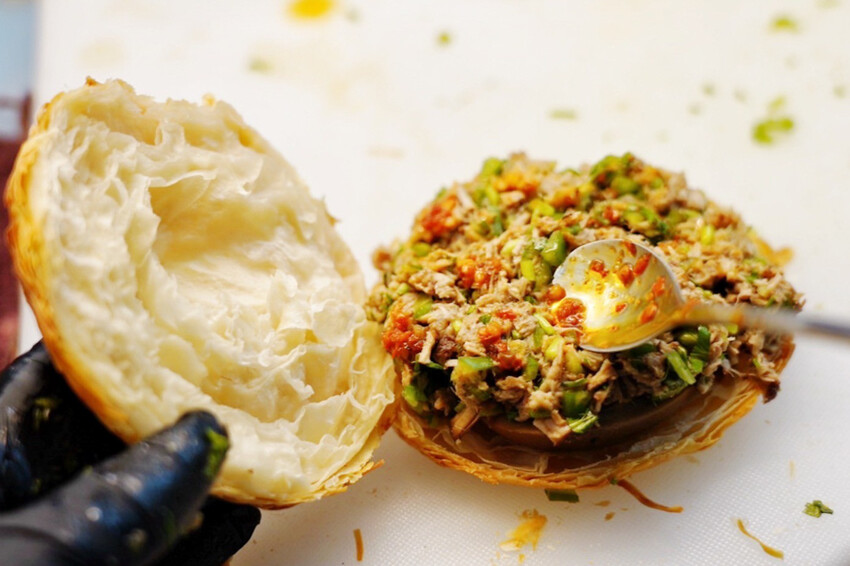 肉夾饃夾滷肉、滷蛋、千張豆皮好澎湃!加辣更好吃~隔壁木瓜牛奶45元必買