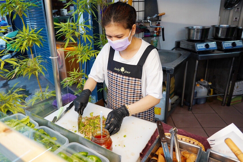 肉夾饃夾滷肉、滷蛋、千張豆皮好澎湃!加辣更好吃~隔壁木瓜牛奶45元必買