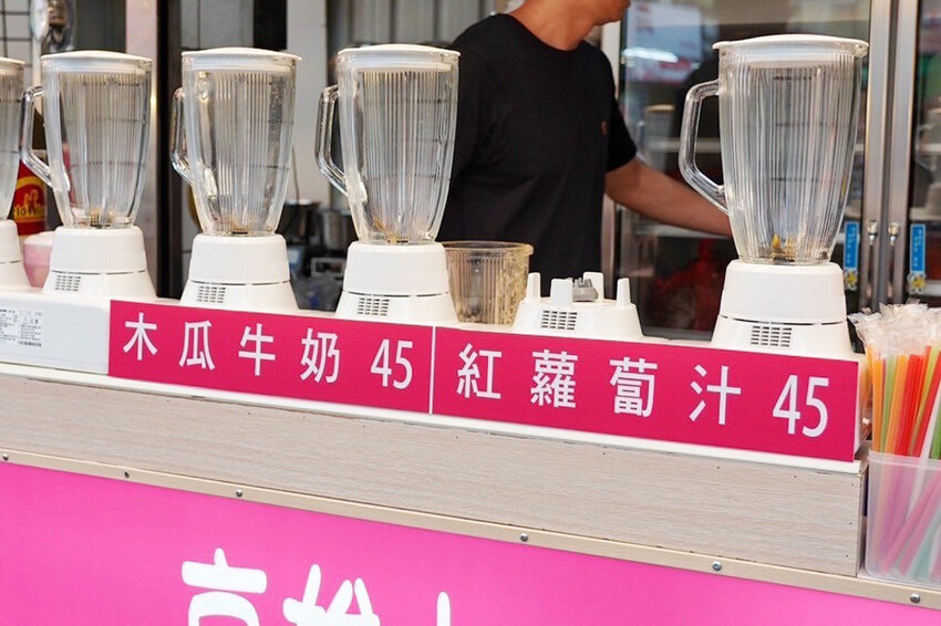 肉夾饃夾滷肉、滷蛋、千張豆皮好澎湃!加辣更好吃~隔壁木瓜牛奶45元必買