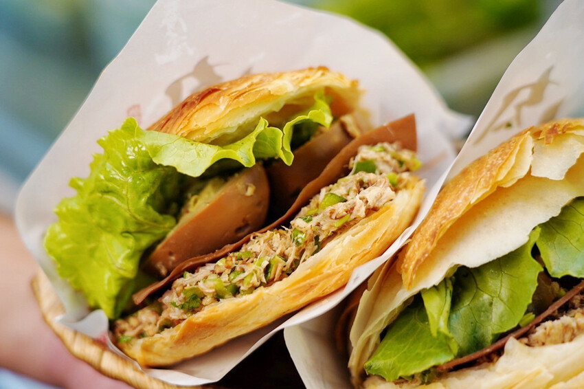 肉夾饃夾滷肉、滷蛋、千張豆皮好澎湃!加辣更好吃~隔壁木瓜牛奶45元必買