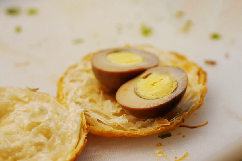 肉夾饃夾滷肉、滷蛋、千張豆皮好澎湃!加辣更好吃~隔壁木瓜牛奶45元必買