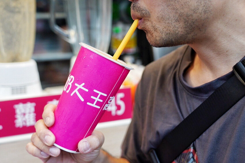 肉夾饃夾滷肉、滷蛋、千張豆皮好澎湃!加辣更好吃~隔壁木瓜牛奶45元必買