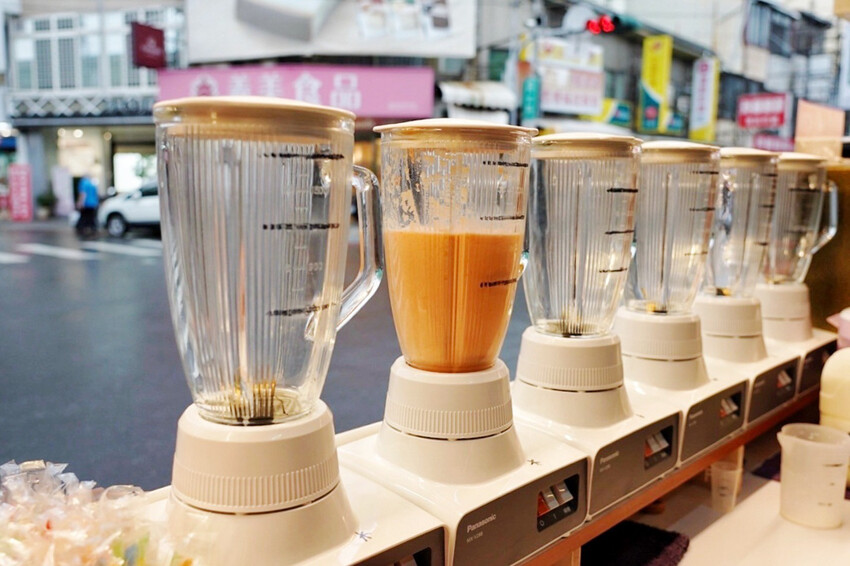 肉夾饃夾滷肉、滷蛋、千張豆皮好澎湃!加辣更好吃~隔壁木瓜牛奶45元必買