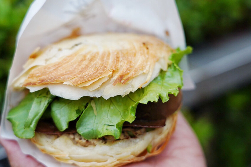 肉夾饃夾滷肉、滷蛋、千張豆皮好澎湃!加辣更好吃~隔壁木瓜牛奶45元必買