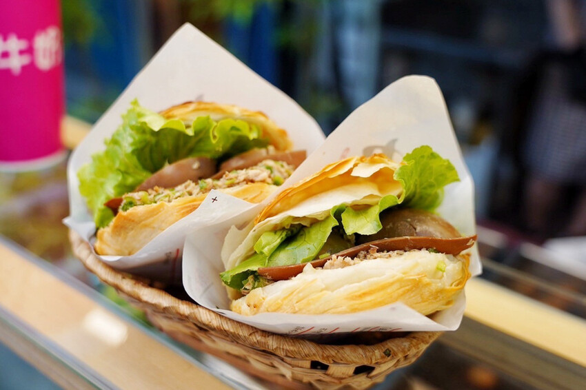 肉夾饃夾滷肉、滷蛋、千張豆皮好澎湃!加辣更好吃~隔壁木瓜牛奶45元必買