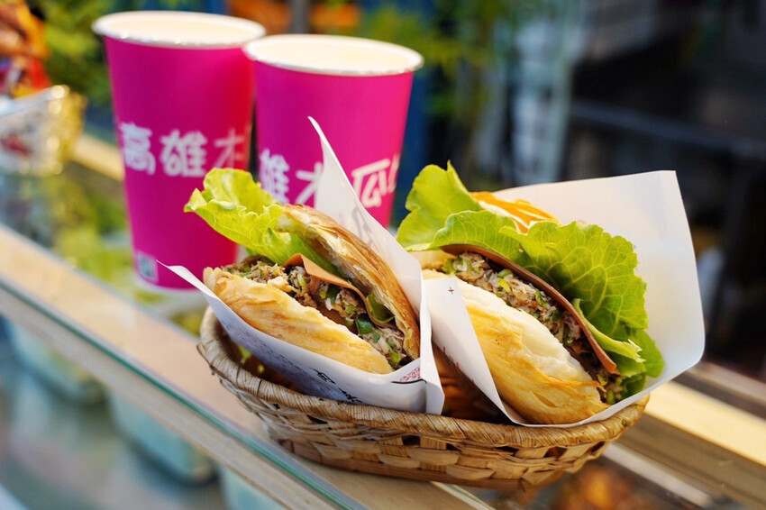 肉夾饃夾滷肉、滷蛋、千張豆皮好澎湃!加辣更好吃~隔壁木瓜牛奶45元必買