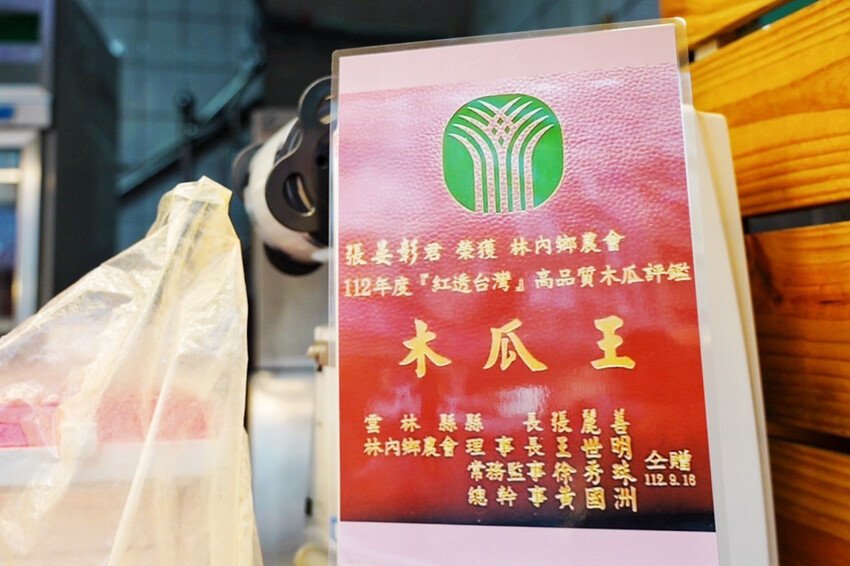 肉夾饃夾滷肉、滷蛋、千張豆皮好澎湃!加辣更好吃~隔壁木瓜牛奶45元必買