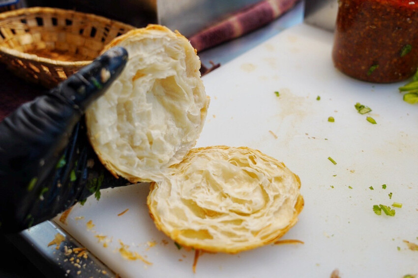 肉夾饃夾滷肉、滷蛋、千張豆皮好澎湃!加辣更好吃~隔壁木瓜牛奶45元必買