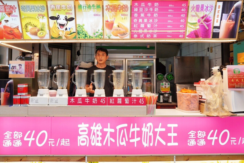 肉夾饃夾滷肉、滷蛋、千張豆皮好澎湃!加辣更好吃~隔壁木瓜牛奶45元必買