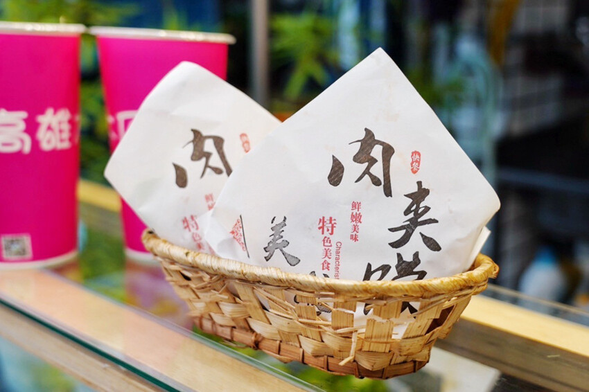 肉夾饃夾滷肉、滷蛋、千張豆皮好澎湃!加辣更好吃~隔壁木瓜牛奶45元必買