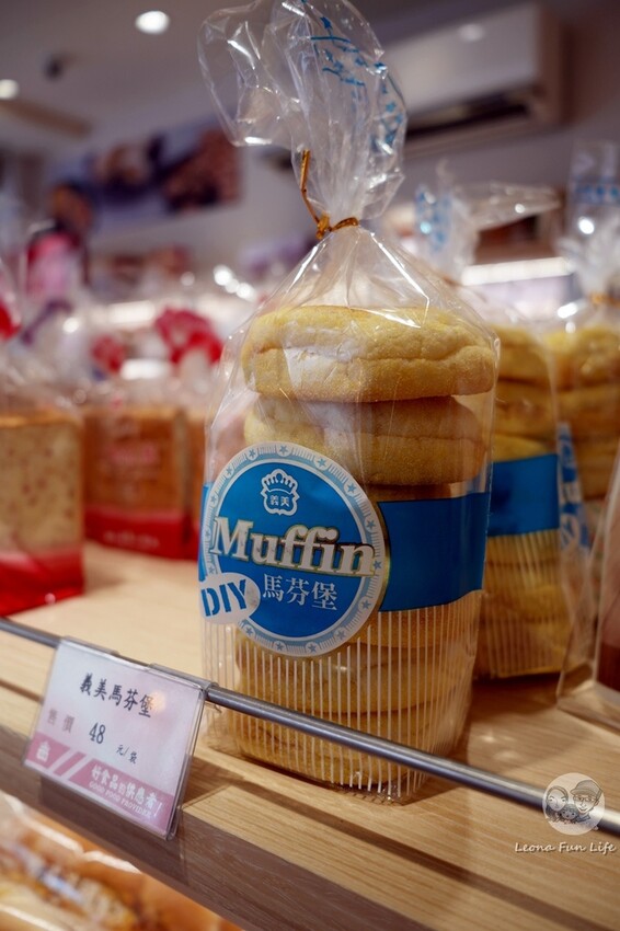 台中市東區蛋卷霜淇淋聖代真的有蛋捲!!濃郁牛奶霜淇淋限時買一送一，只有四天趕快吃起來|義美食品