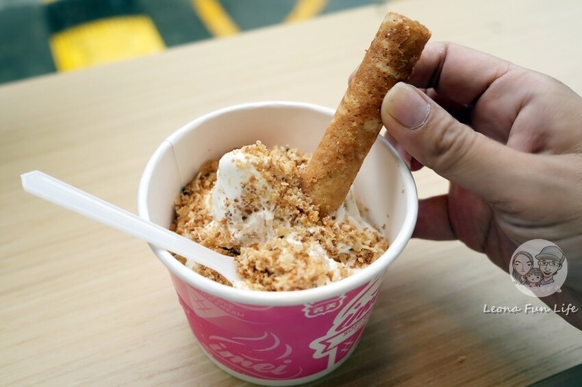 台中市東區蛋卷霜淇淋聖代真的有蛋捲!!濃郁牛奶霜淇淋限時買一送一，只有四天趕快吃起來|義美食品