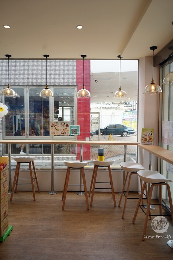 台中市東區蛋卷霜淇淋聖代真的有蛋捲!!濃郁牛奶霜淇淋限時買一送一，只有四天趕快吃起來|義美食品