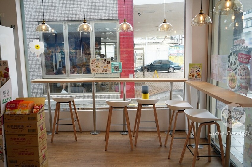 台中市東區蛋卷霜淇淋聖代真的有蛋捲!!濃郁牛奶霜淇淋限時買一送一，只有四天趕快吃起來|義美食品