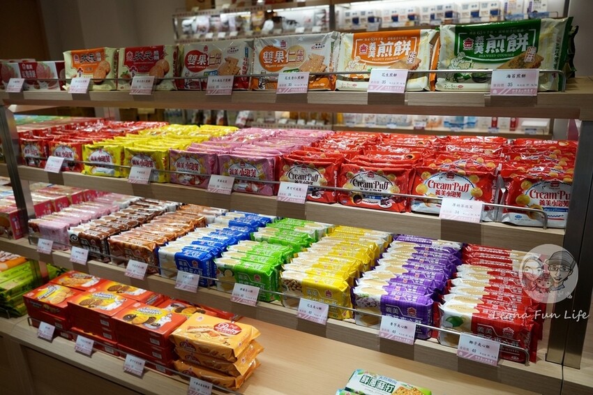 台中市東區蛋卷霜淇淋聖代真的有蛋捲!!濃郁牛奶霜淇淋限時買一送一，只有四天趕快吃起來|義美食品