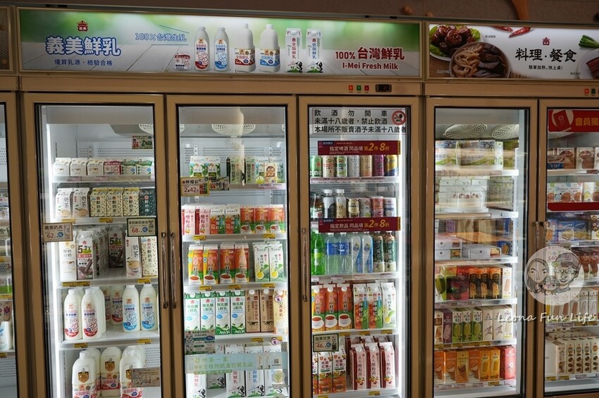 台中市東區蛋卷霜淇淋聖代真的有蛋捲!!濃郁牛奶霜淇淋限時買一送一，只有四天趕快吃起來|義美食品