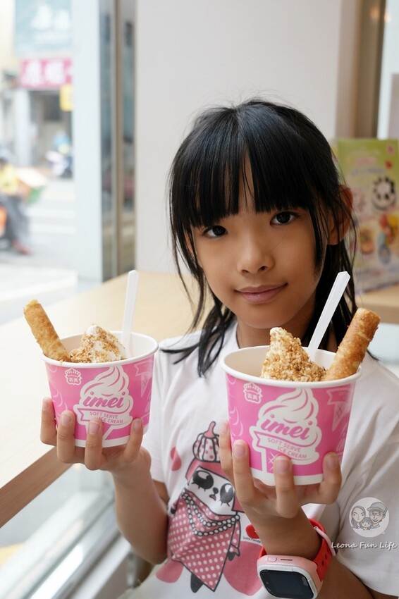 台中市東區蛋卷霜淇淋聖代真的有蛋捲!!濃郁牛奶霜淇淋限時買一送一，只有四天趕快吃起來|義美食品