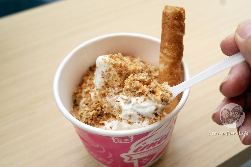 台中市東區蛋卷霜淇淋聖代真的有蛋捲!!濃郁牛奶霜淇淋限時買一送一，只有四天趕快吃起來|義美食品