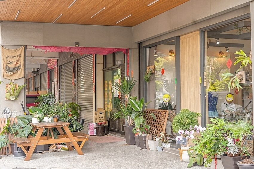 台中市北區台中特寵餐廳|爬咖啡CLIMB CAFE-喝咖啡放空，近距離和牛奶蛇、陸龜、守宮一起度過歡樂時光