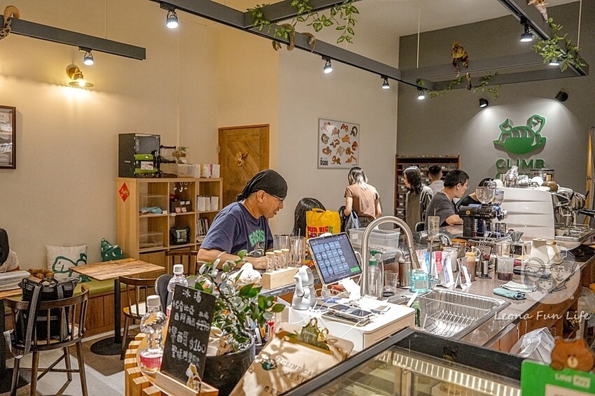 台中市北區台中特寵餐廳|爬咖啡CLIMB CAFE-喝咖啡放空，近距離和牛奶蛇、陸龜、守宮一起度過歡樂時光