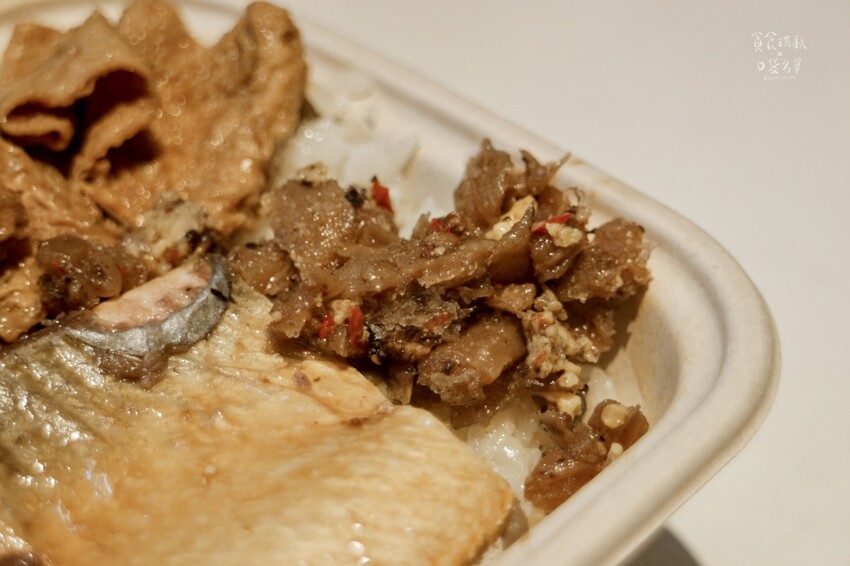 台中西區|向上市場在地傳承25年好味道!香酥溫體雞腿、排骨酥 台中西區|向上市場在地傳承25年好味道!香酥溫體雞腿、排骨酥