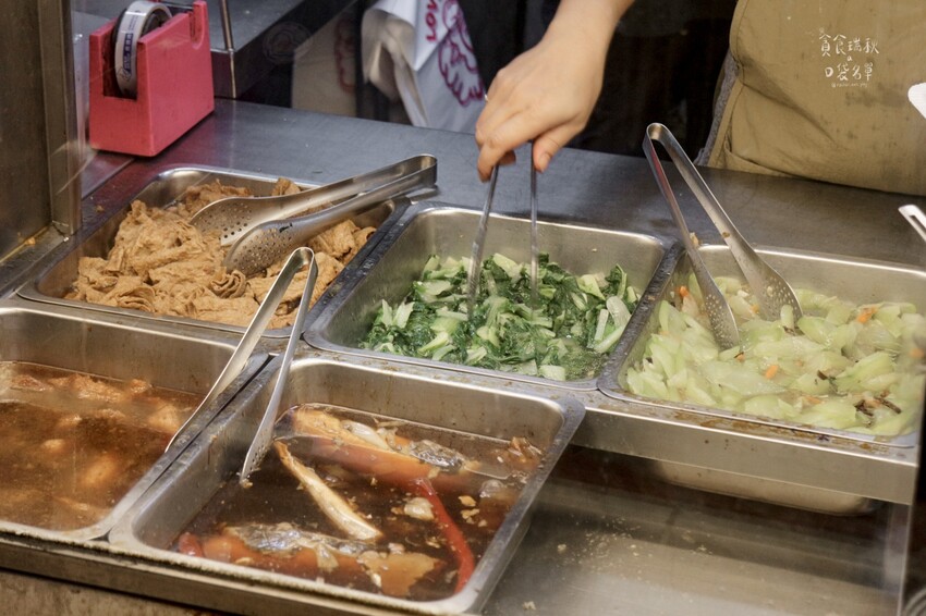 台中西區|向上市場在地傳承25年好味道!香酥溫體雞腿、排骨酥 台中西區|向上市場在地傳承25年好味道!香酥溫體雞腿、排骨酥