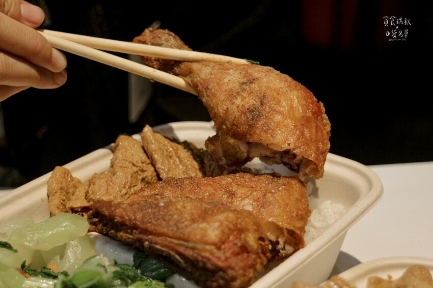 台中西區|向上市場在地傳承25年好味道!香酥溫體雞腿、排骨酥 台中西區|向上市場在地傳承25年好味道!香酥溫體雞腿、排骨酥