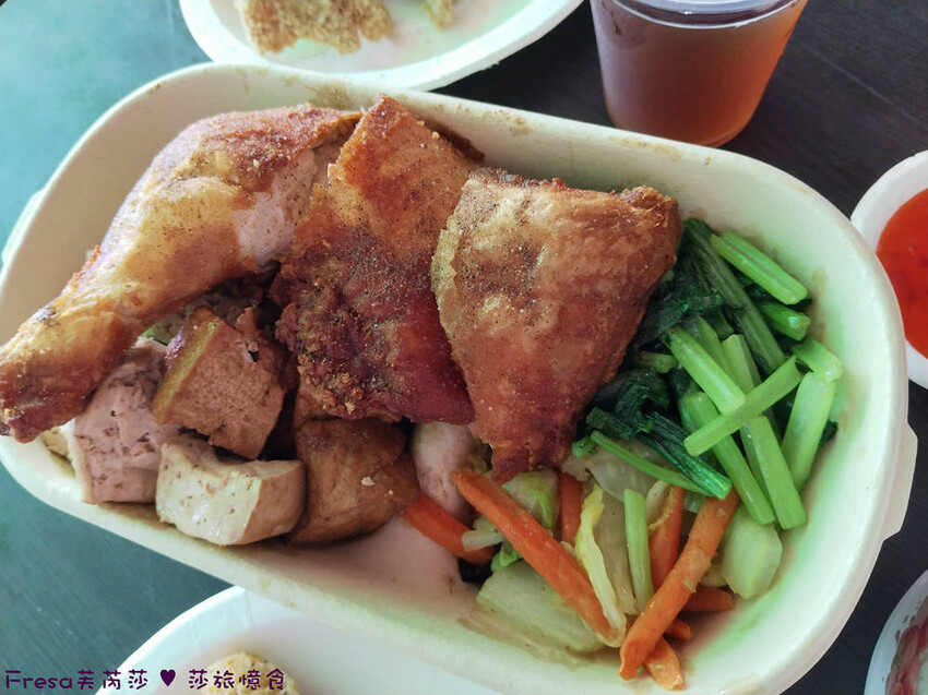 台中市西區台中便當【一力發】向上市場人氣老店「豐原排骨麵」新一代經營！雞腿便當超豐盛排隊美食.排骨酥湯好好喝│草