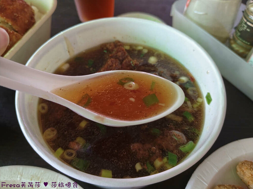 台中市西區台中便當【一力發】向上市場人氣老店「豐原排骨麵」新一代經營！雞腿便當超豐盛排隊美食.排骨酥湯好好喝│草