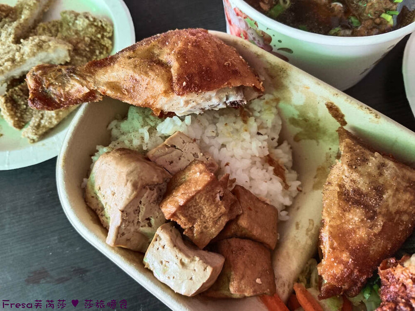 台中市西區台中便當【一力發】向上市場人氣老店「豐原排骨麵」新一代經營！雞腿便當超豐盛排隊美食.排骨酥湯好好喝│草