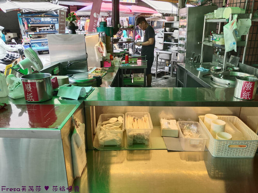 台中市西區台中便當【一力發】向上市場人氣老店「豐原排骨麵」新一代經營！雞腿便當超豐盛排隊美食.排骨酥湯好好喝│草