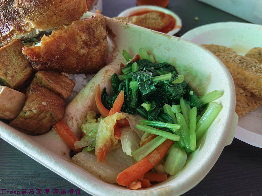 台中市西區台中便當【一力發】向上市場人氣老店「豐原排骨麵」新一代經營！雞腿便當超豐盛排隊美食.排骨酥湯好好喝│草