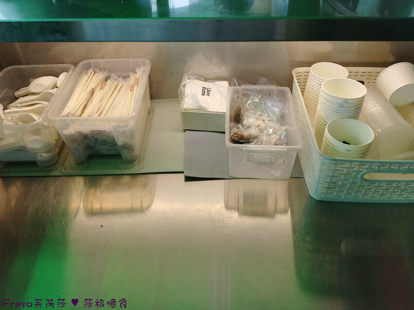 台中市西區台中便當【一力發】向上市場人氣老店「豐原排骨麵」新一代經營！雞腿便當超豐盛排隊美食.排骨酥湯好好喝│草