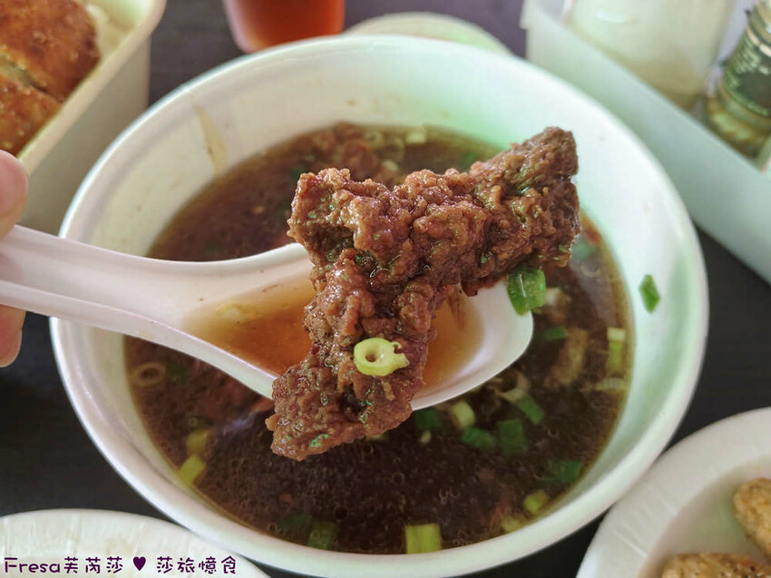 台中市西區台中便當【一力發】向上市場人氣老店「豐原排骨麵」新一代經營！雞腿便當超豐盛排隊美食.排骨酥湯好好喝│草