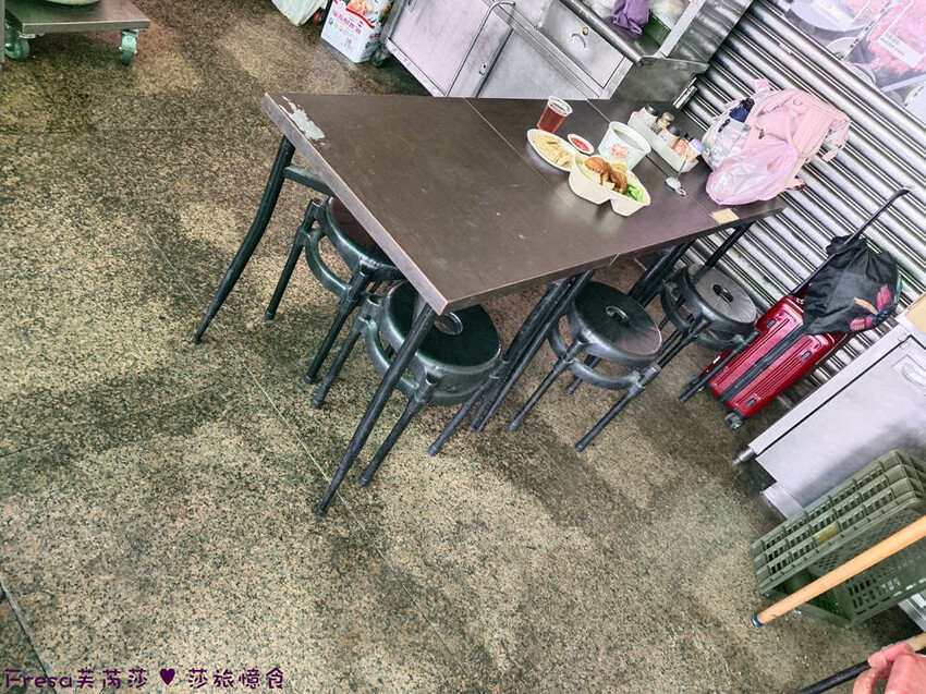 台中市西區台中便當【一力發】向上市場人氣老店「豐原排骨麵」新一代經營！雞腿便當超豐盛排隊美食.排骨酥湯好好喝│草