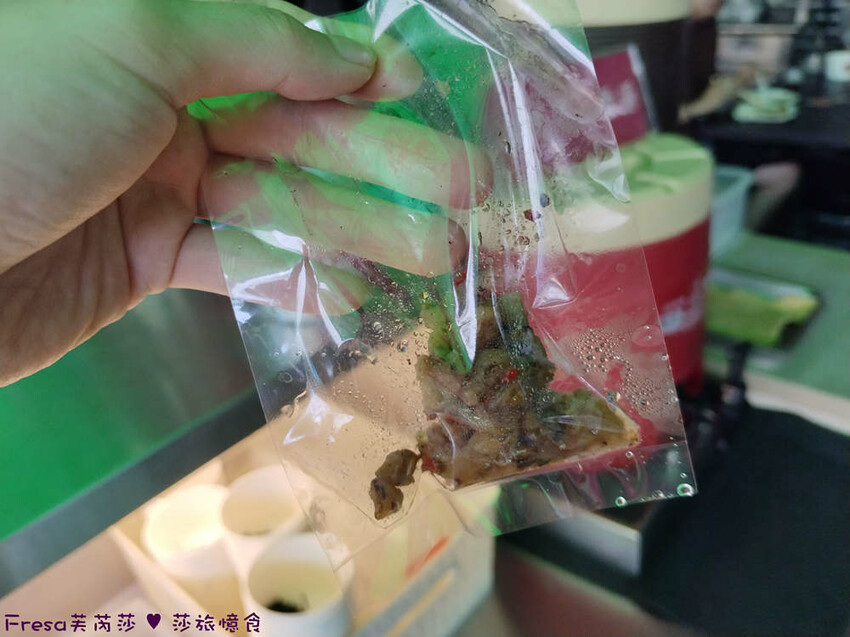 台中市西區台中便當【一力發】向上市場人氣老店「豐原排骨麵」新一代經營！雞腿便當超豐盛排隊美食.排骨酥湯好好喝│草