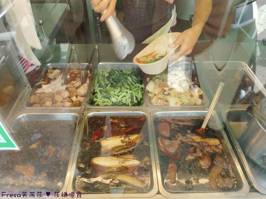 台中市西區台中便當【一力發】向上市場人氣老店「豐原排骨麵」新一代經營！雞腿便當超豐盛排隊美食.排骨酥湯好好喝│草