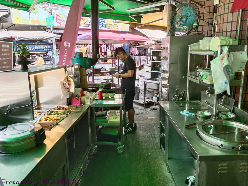 台中市西區台中便當【一力發】向上市場人氣老店「豐原排骨麵」新一代經營！雞腿便當超豐盛排隊美食.排骨酥湯好好喝│草