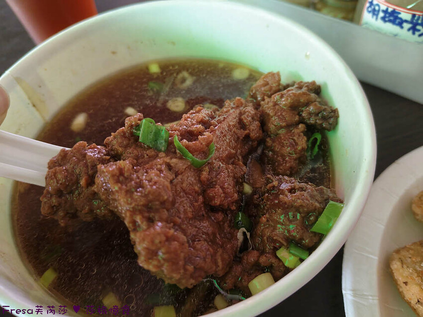 台中市西區台中便當【一力發】向上市場人氣老店「豐原排骨麵」新一代經營！雞腿便當超豐盛排隊美食.排骨酥湯好好喝│草