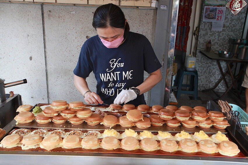 台南市南區吃。台南市｜南區。「一中街大輪紅豆餅」飄香超過20年老字號紅豆餅店，會爆漿的內餡CP值堆高高「一中街大輪