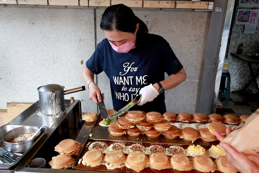 台南市南區吃。台南市｜南區。「一中街大輪紅豆餅」飄香超過20年老字號紅豆餅店，會爆漿的內餡CP值堆高高「一中街大輪